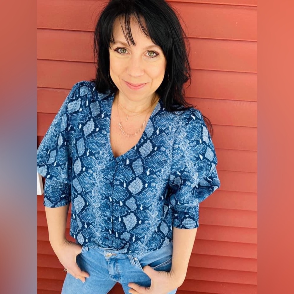 71 - Stella & dot Double take blue snake skin patterned reversible  blouse - Picture 4 of 9